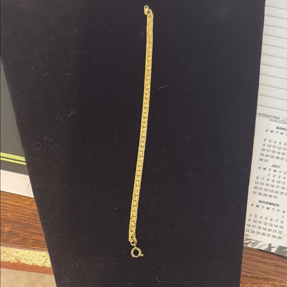 Elegant Flat Gold Bracelet with clasp